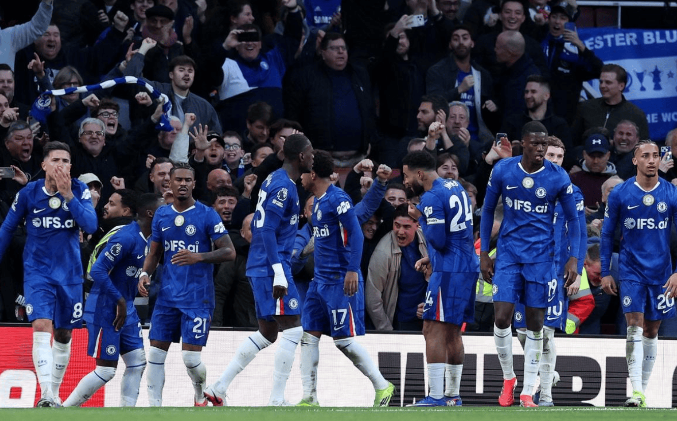 2-1险胜！乌龙球+红牌，阿森纳掀翻切尔西，曼城被甩开5分