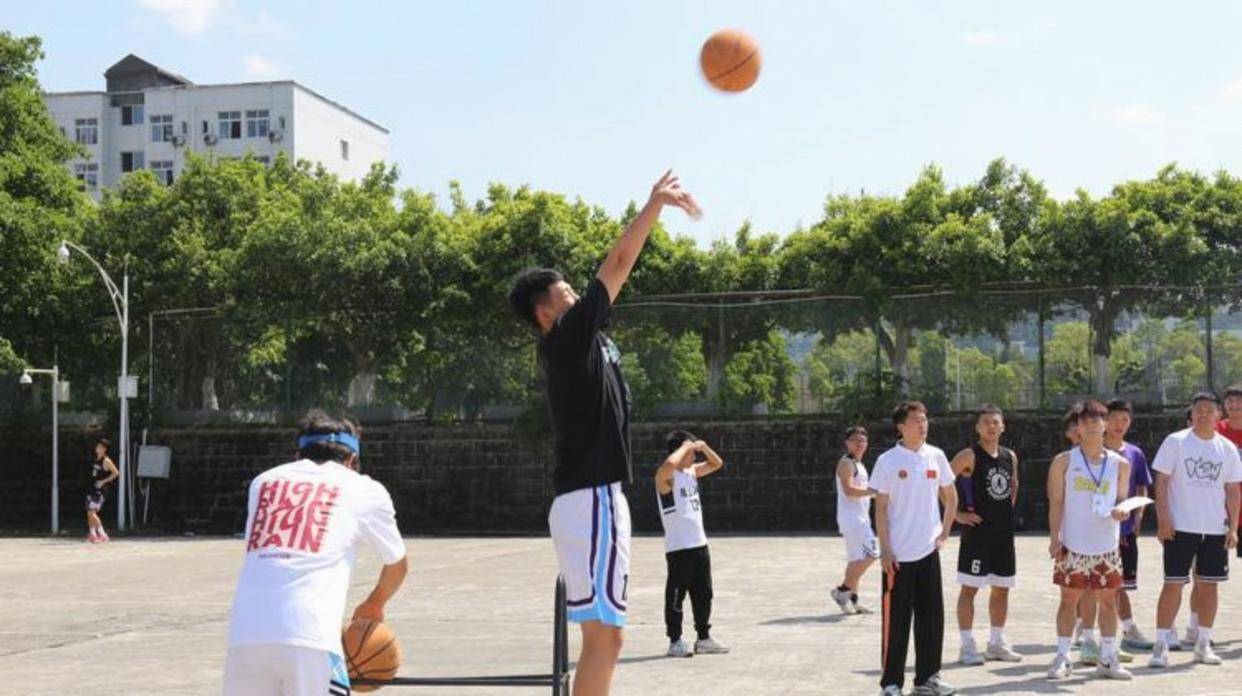 天天练就这个水平,说明只练定点投篮和篮下突击无法匹配现代篮球的核心,真正的训练应聚焦移动投篮与漂移三分并建立完整的攻防体系